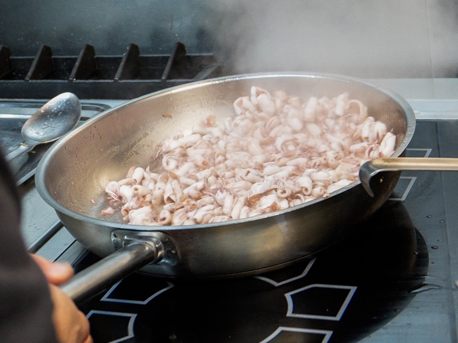 Drop the pasta and cook the squid