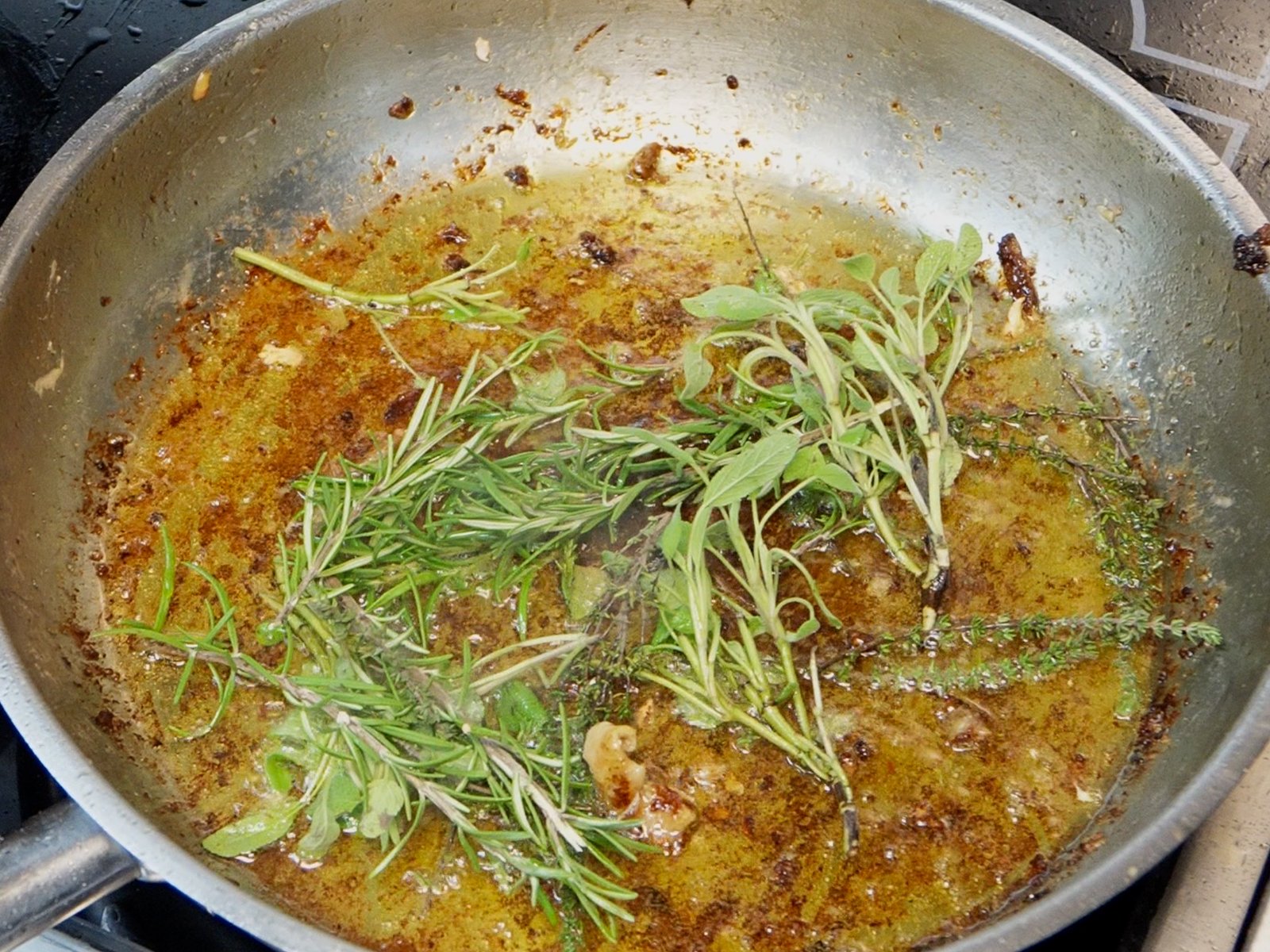 Aromatic herbs, deglaze and sauce