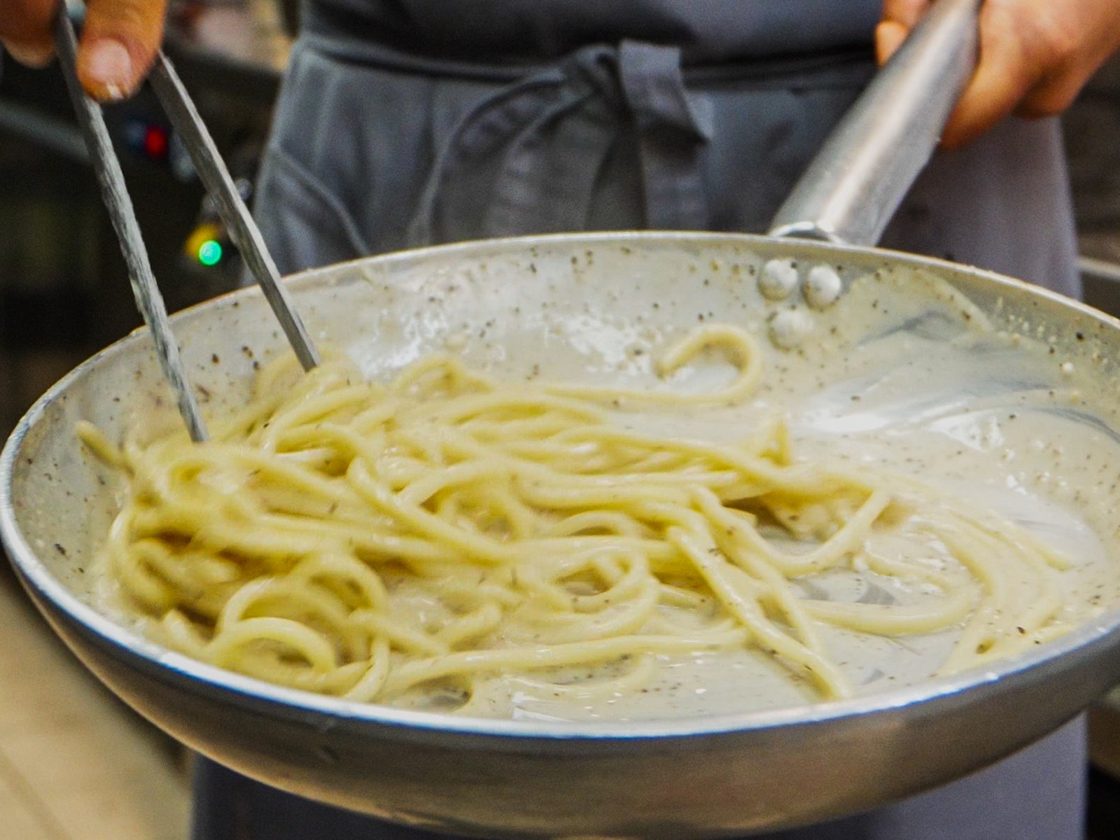 Finire la pasta e mantecare con il pecorino