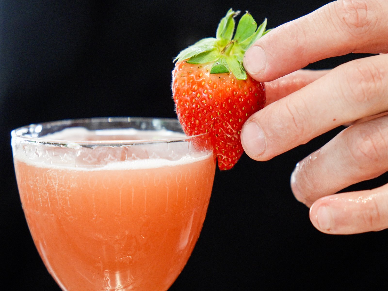 Guarnire con una fragola fresca