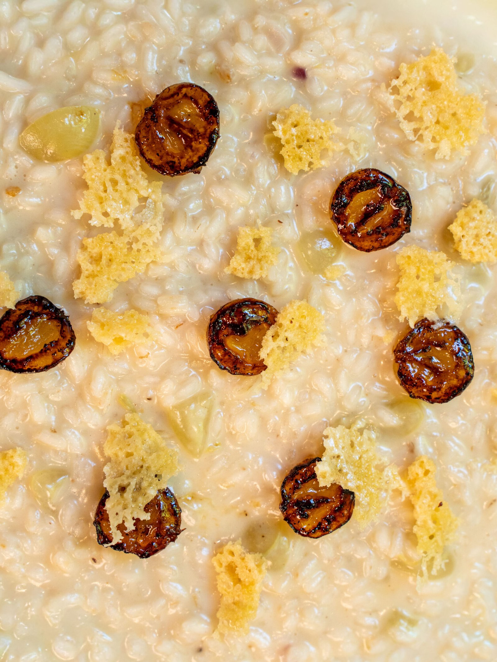 Risotto con uva caramellata e chips croccanti di Grana Padano