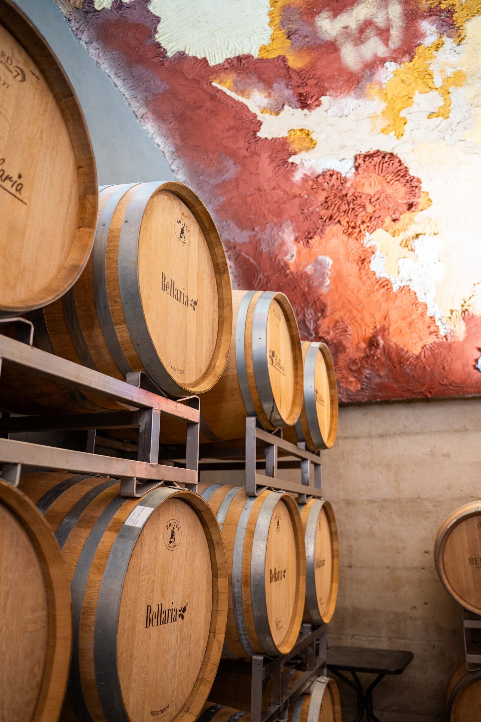 File di botti di rovere marchiate Bellaria nella cantina di Roccabascerana