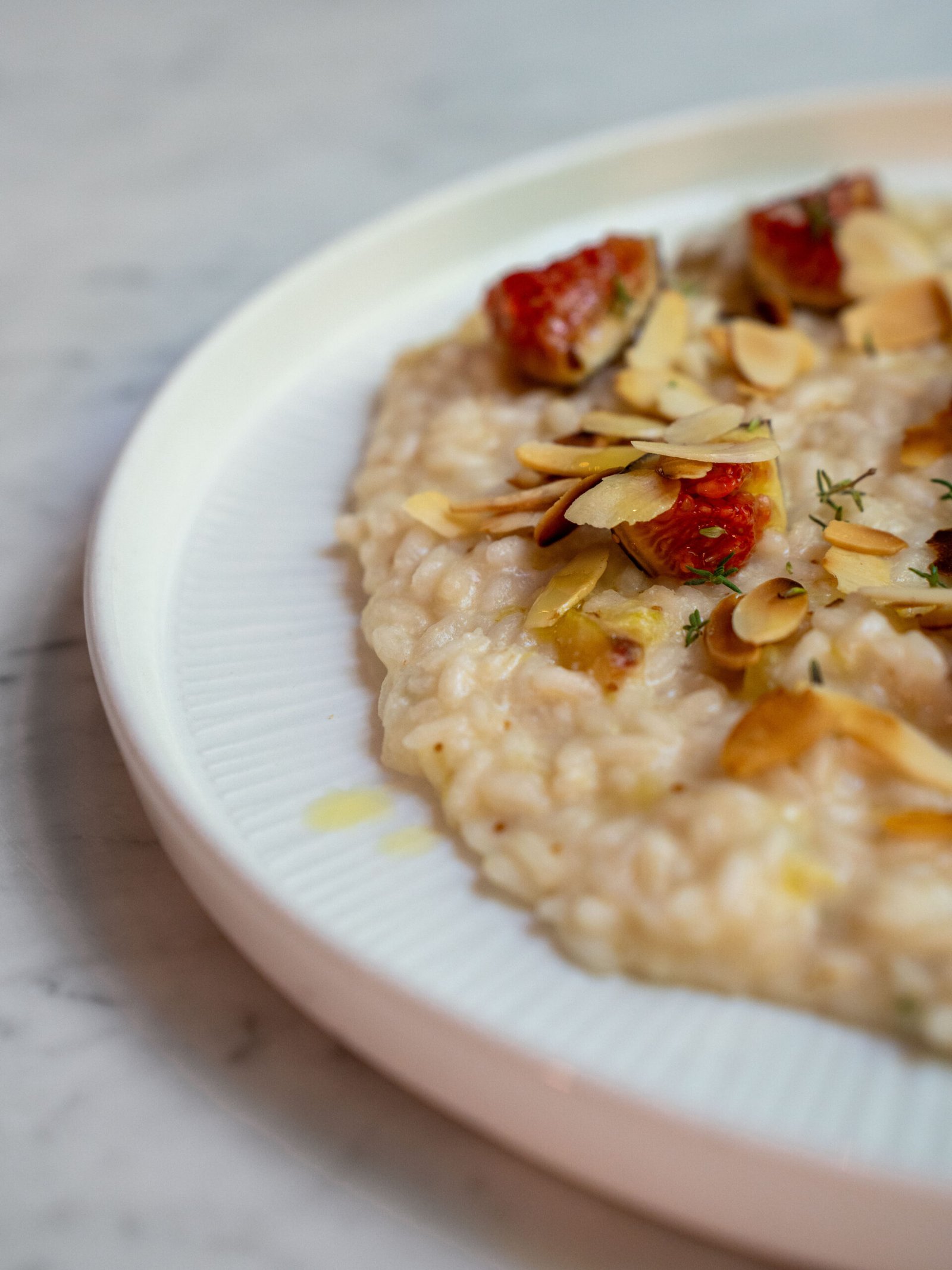 Risotto mantecato al caprino con fichi neri salentini e mandorle a lamelle